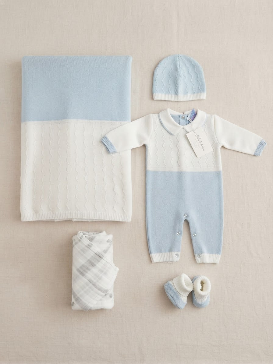 Completo Neonato in Maglia Azzurro e Bianco con Copertina e Accessori