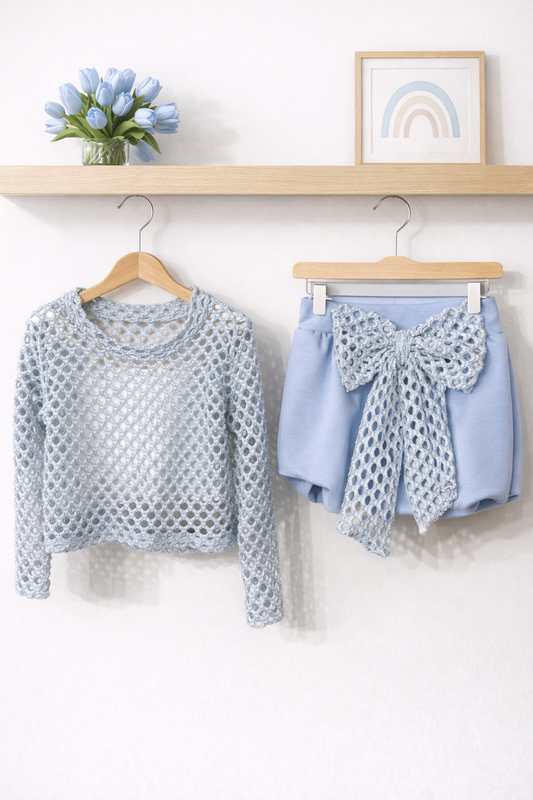 Completo bambina azzurro con maglia traforata e fiocco