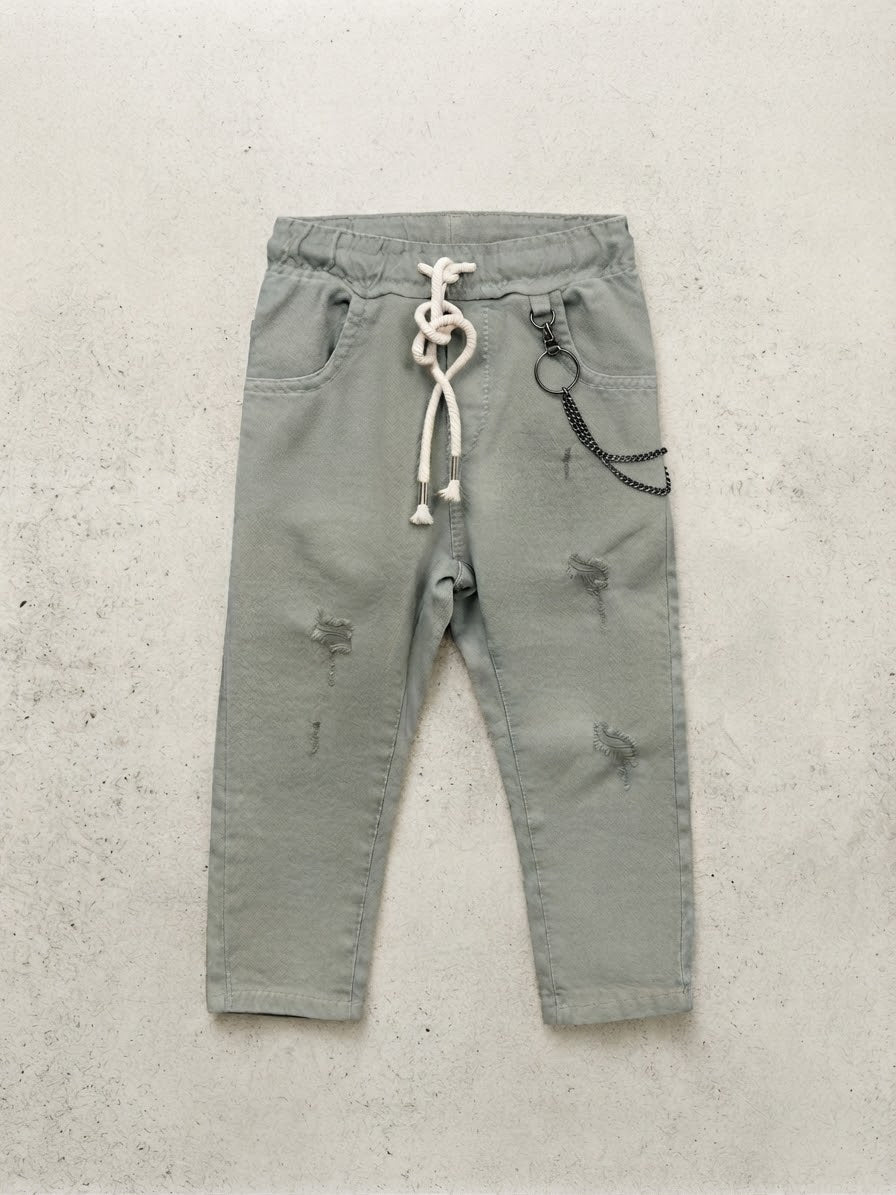 Pantaloni Jogger in Denim con Dettagli Strappati e Catena