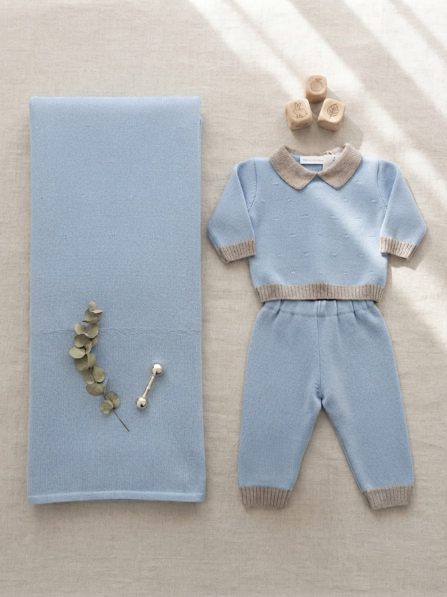 Completo Neonato in Maglia Azzurra e Sabbia con Copertina Coordinata La Margherita